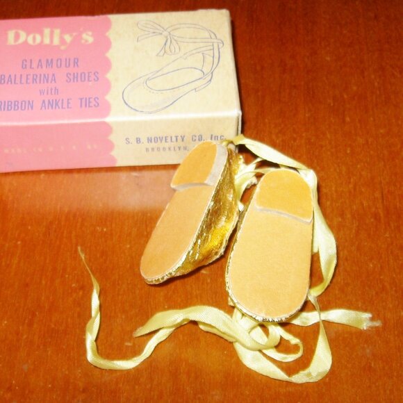 Vintage Dolly's Gold Slippers w Original Box Finest Doll Shoes Accessory - Picture 13 of 16